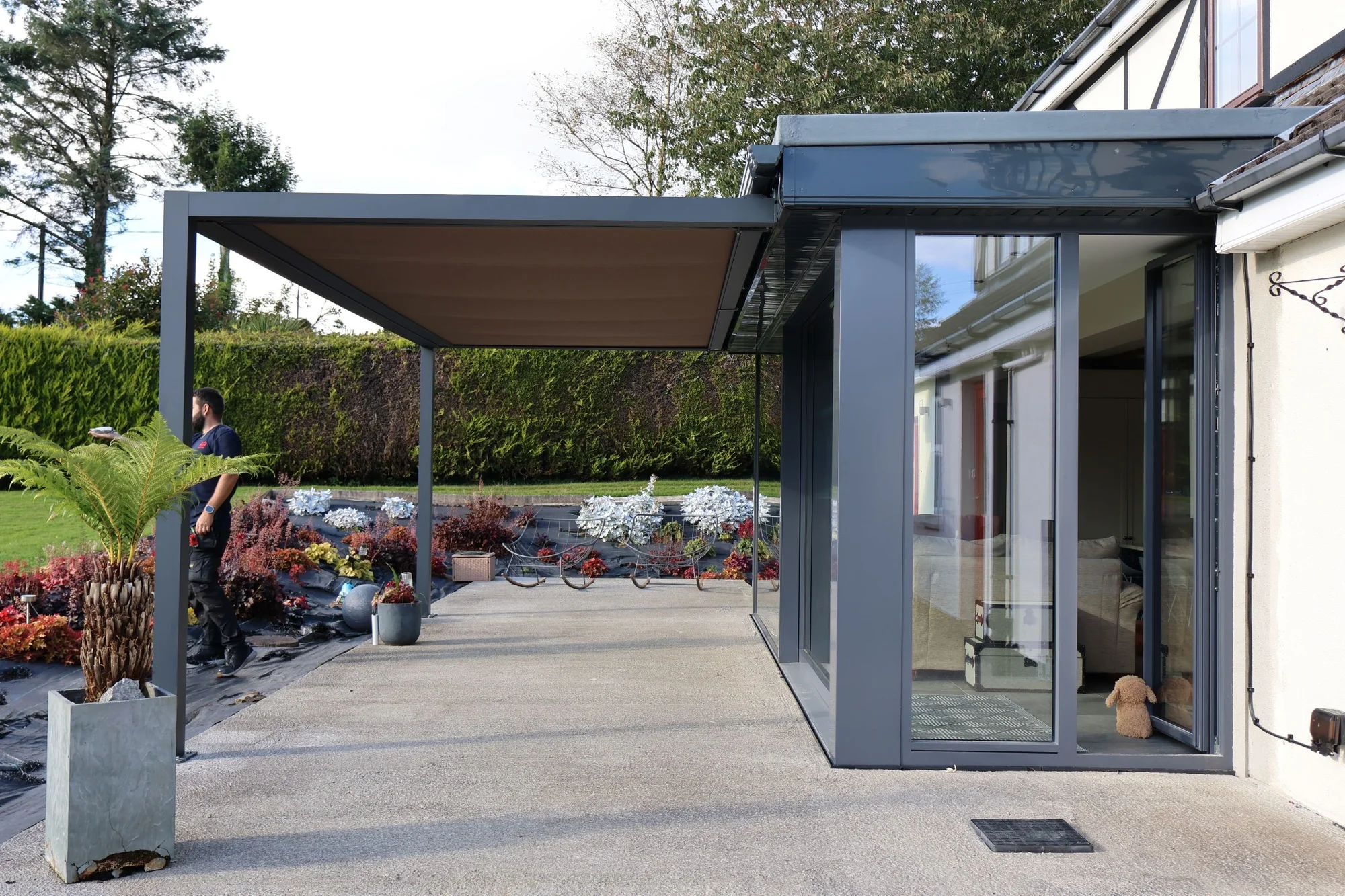 Pergola Square with clean aluminium frame and retractable roof for a modern terrace